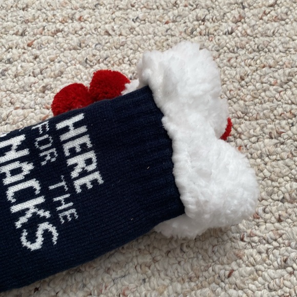 Christmas shoppe “ here for the snacks “ santa cabin socks fuzzy cozy Sherpa new - Picture 5 of 7